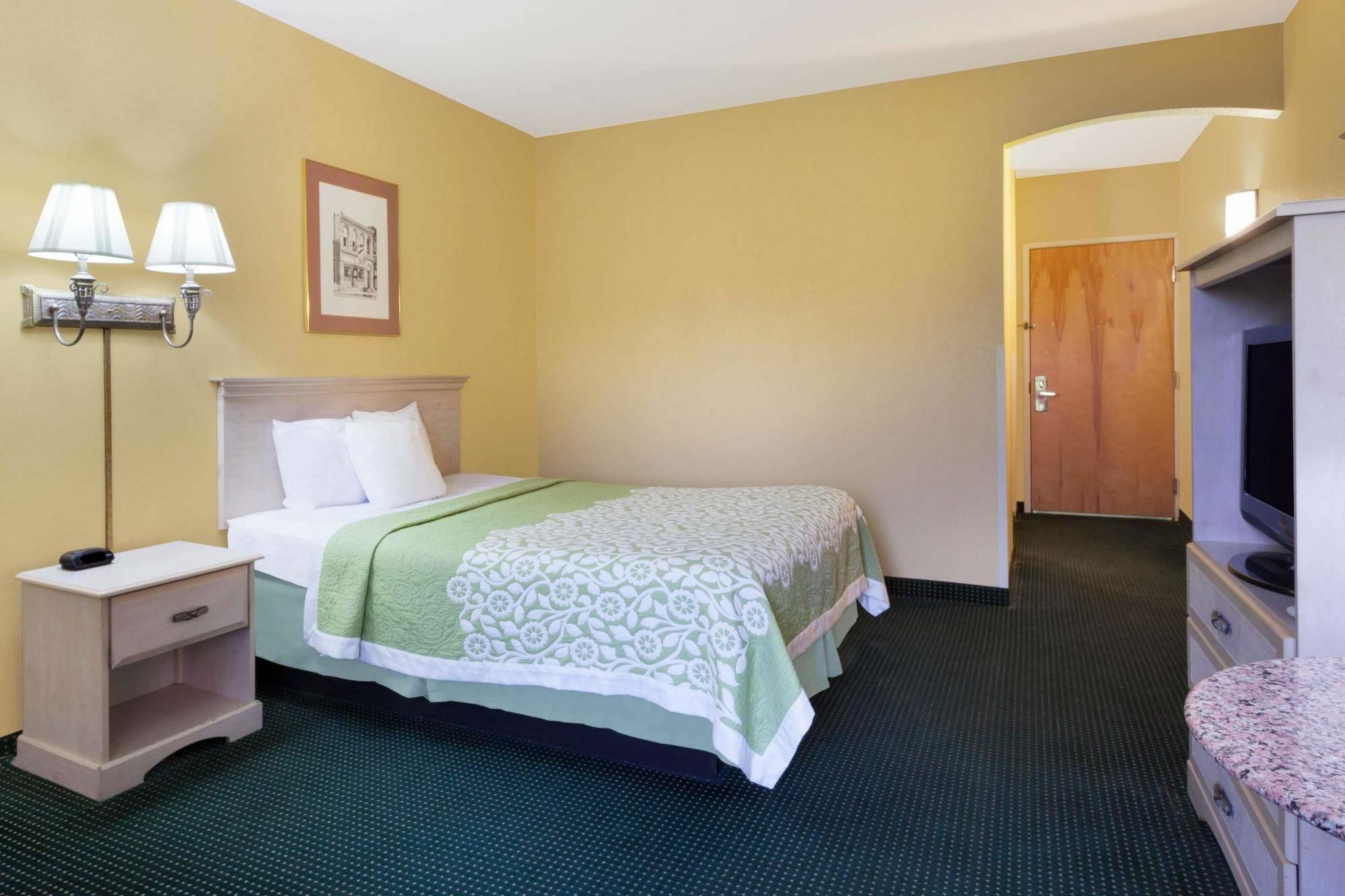 Days Inn & Suites By Wyndham Murfreesboro Exterior foto